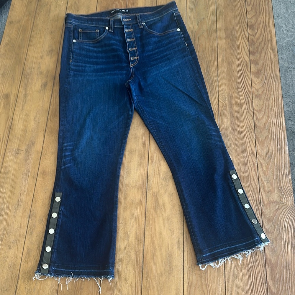 Veronica Beard Carolyn baby boot cut with snap closure in size 32